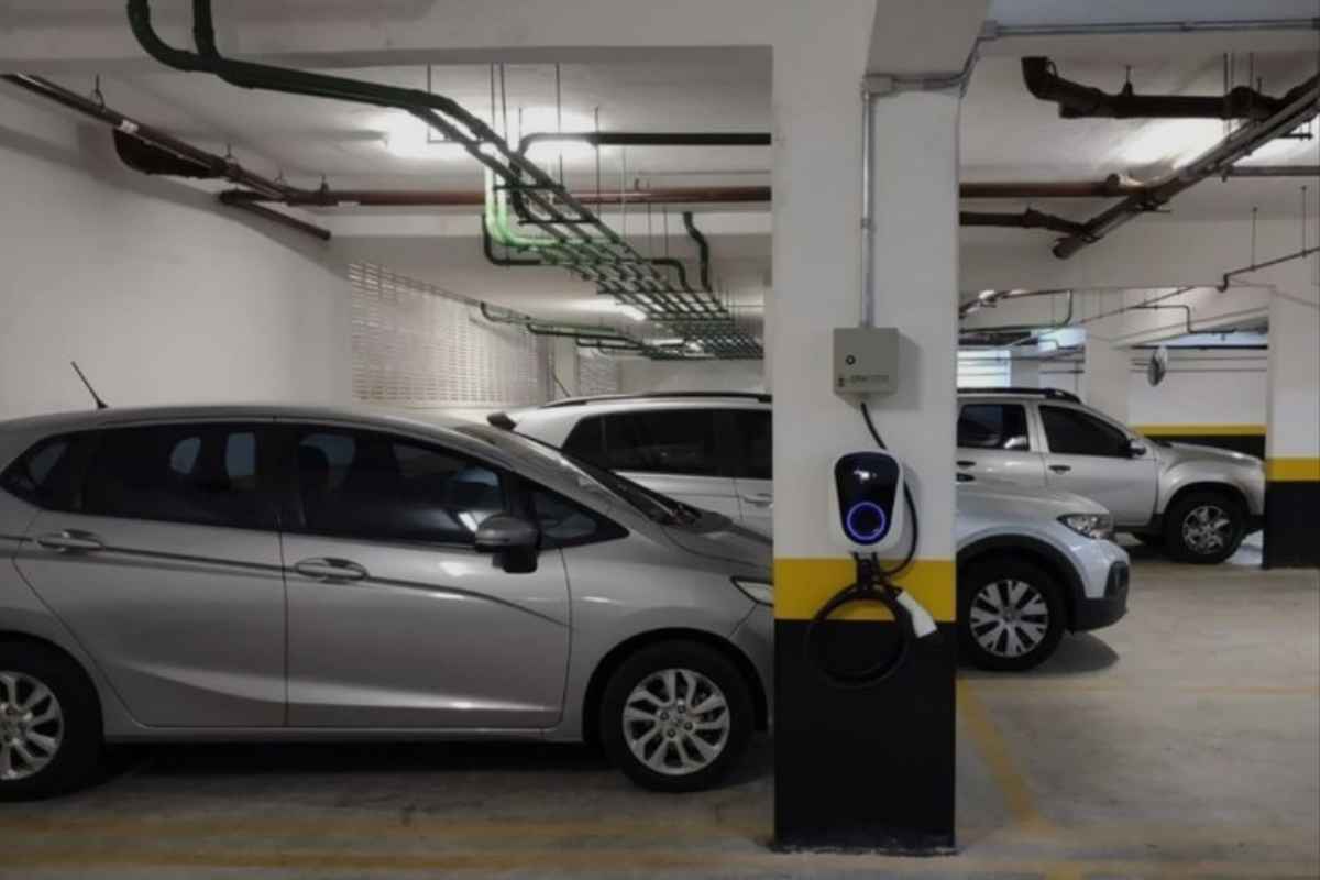 A instalação de tomadas para carros elétricos em condomínios e suas implicações